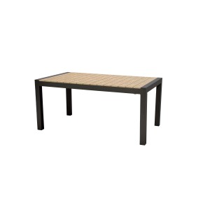 Tavolo da giardino rettangolare con piano a listelli in legno e struttura in metallo scuro.