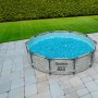 Piscina rotonda Bestway Steel Pro MAX con motivo in pietra in giardino.
