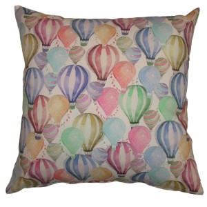 Cuscino decorativo quadrato con motivo colorato di mongolfiere.