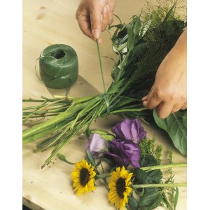 Utilizzo di rafia sintetica verde (400 m) per legare un bouquet di fiori.