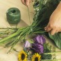 Utilizzo di rafia sintetica verde (400 m) per legare un bouquet di fiori.