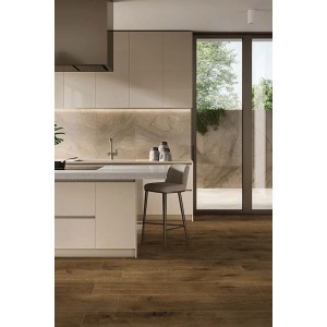 Cucina moderna con piastrelle per pavimenti t.b.t. marroni effetto legno. Cucina chiara e seduta.