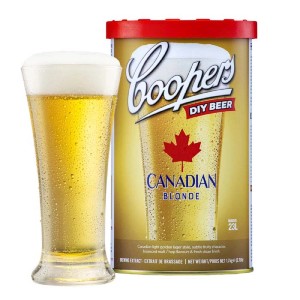 Kit birra fai da te Coopers Canadian Blonde con bicchiere pieno.