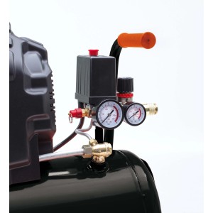 Dettaglio di un compressore nero t.b.t. con manometri e regolatore di pressione.