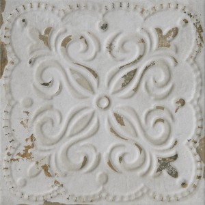 Piastrella da rivestimento bianca con motivo floreale in stile vintage.