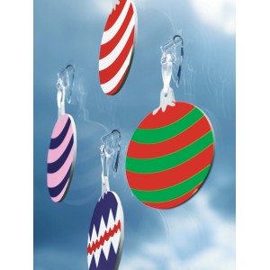 Decorazioni adesive per finestre con motivi colorati, fissate con ganci adesivi trasparenti.