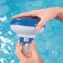 Galleggiante chimico per piscina Bestway per il rilascio di sostanze chimiche, blu e bianco, con anello di controllo regolabile.