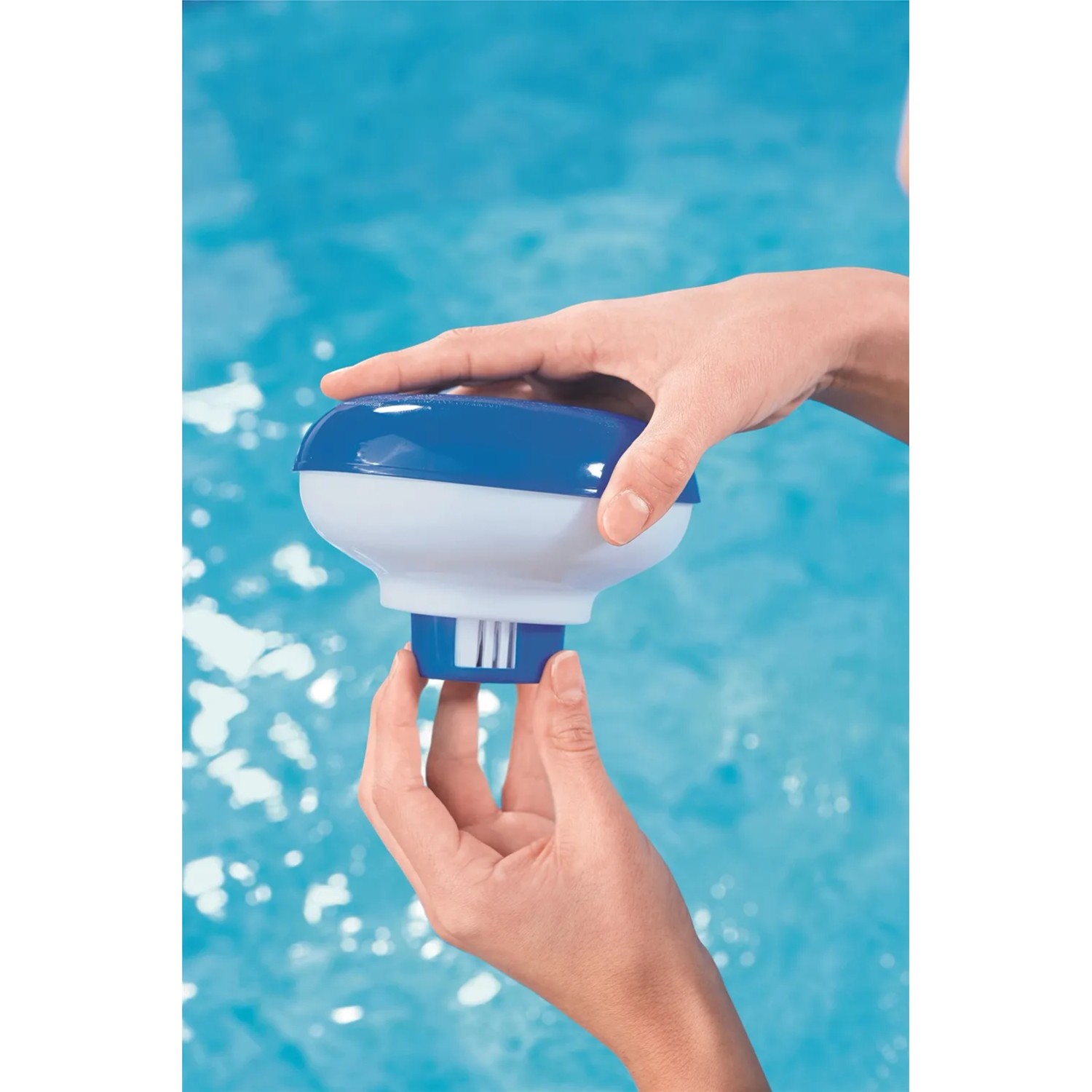 Galleggiante chimico per piscina Bestway per il rilascio di sostanze chimiche, blu e bianco, con anello di controllo regolabile.
