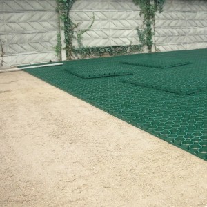 Griglie verdi t.b.t. per pavimentazione esterna e rinforzo del terreno.