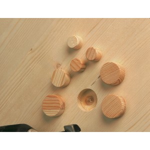 Tappi di riparazione in legno LUX in 15, 20 e 25 mm su superficie di legno.