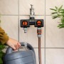 Distributore a 2 vie Gardena su rubinetto con tubo e annaffiatoio.