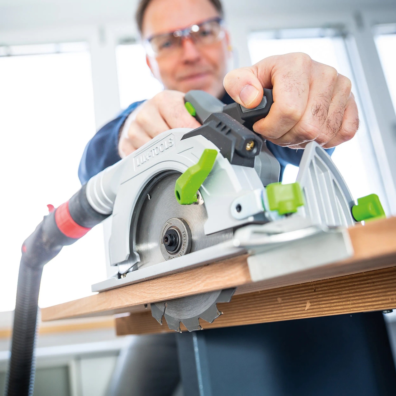 LUX-TOOLS sega circolare a batteria A-KS-20/150 in uso per tagliare il legno. Sega a mano con laser.