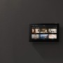 Monitor Ezviz con batteria (17,8 cm) per videosorveglianza su parete grigia in camera da letto.