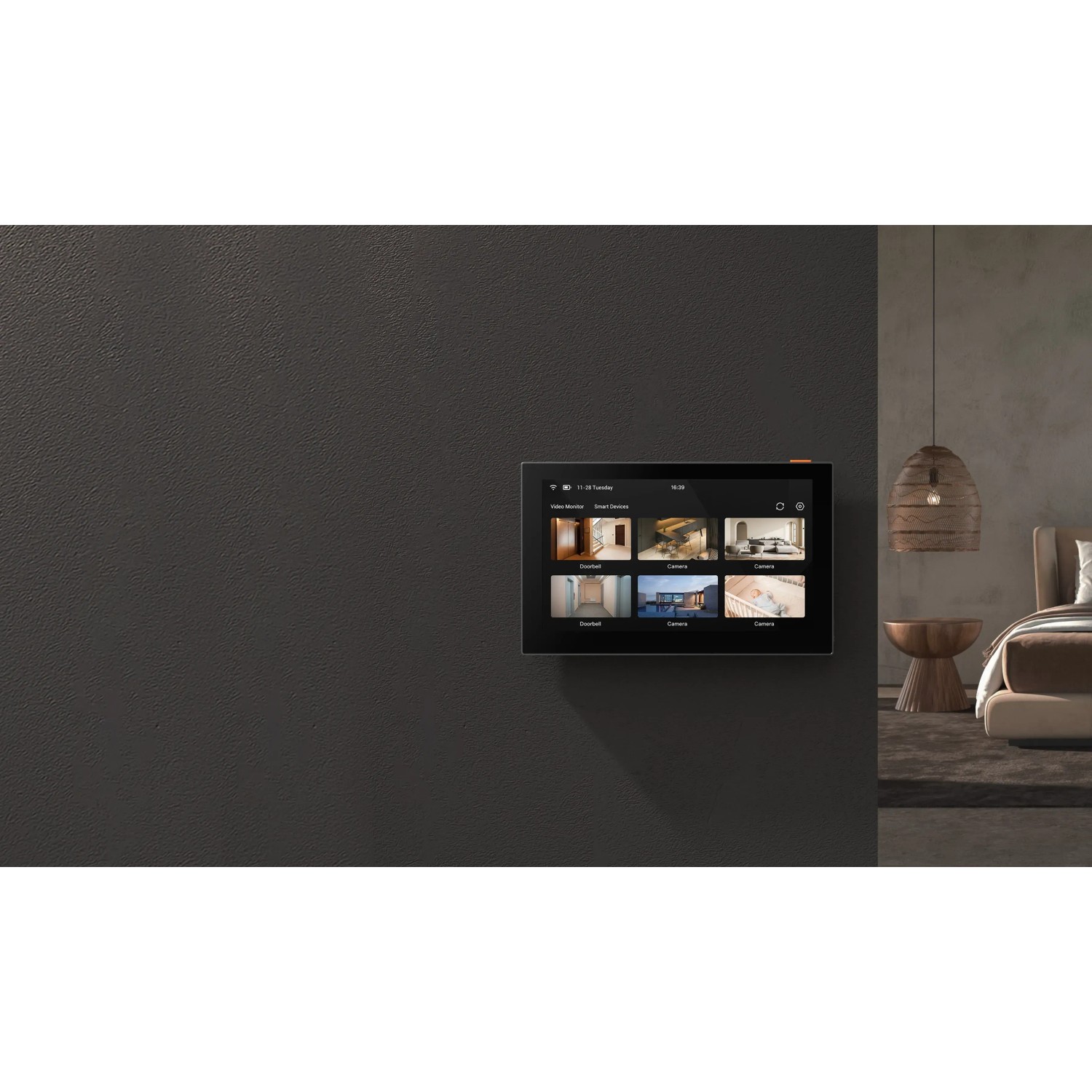 Monitor Ezviz con batteria (17,8 cm) per videosorveglianza su parete grigia in camera da letto.