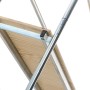 Dettaglio di un cavalletto (ponteggio) con piattaforma in legno e telaio in metallo.
