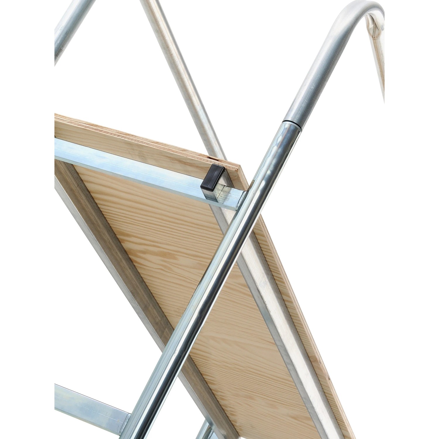 Dettaglio di un cavalletto (ponteggio) con piattaforma in legno e telaio in metallo.