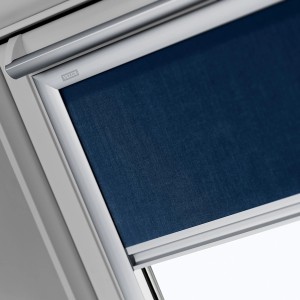 Tenda a rullo oscurante manuale blu Velux per finestre da tetto. Offre oscuramento e privacy.