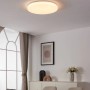Lampada da soffitto a LED Eglo Totari-Z bianca e rotonda con effetto cristallo, Ø 53 cm, in un soggiorno moderno.