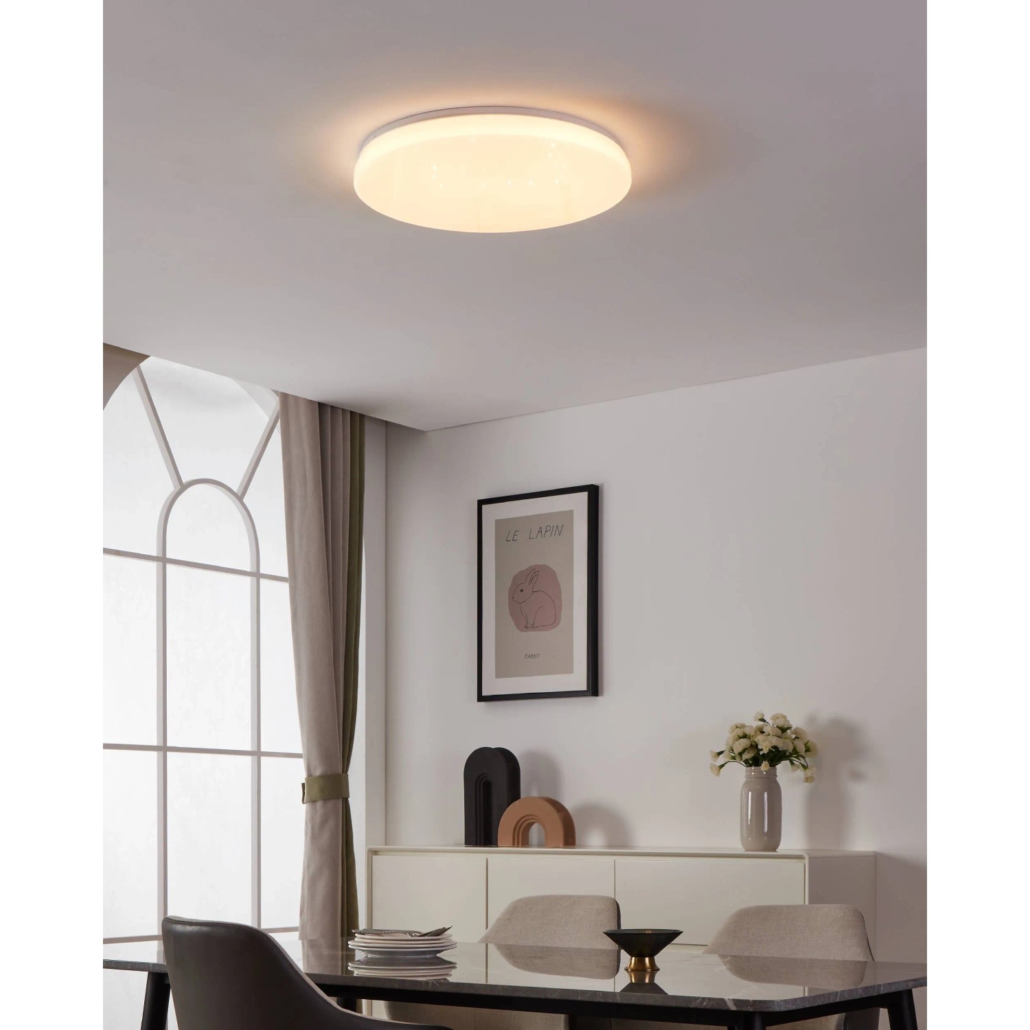 Lampada da soffitto a LED Eglo Totari-Z bianca e rotonda con effetto cristallo, Ø 53 cm, in un soggiorno moderno.