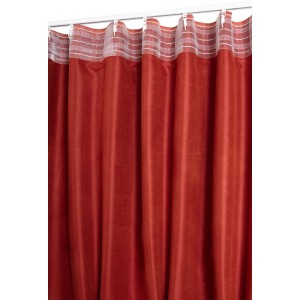 Tenda in tessuto t.b.t. rossa con fettuccia arricciatenda e bastone per tende.