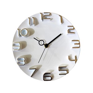 Orologio da parete t.b.t. bianco con numeri in rilievo color argento. Categoria: Orologi e sveglie.