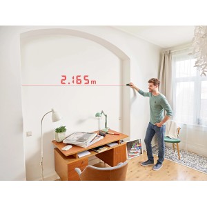 Uomo che misura una stanza con il misuratore laser Bosch EasyDistance 20.