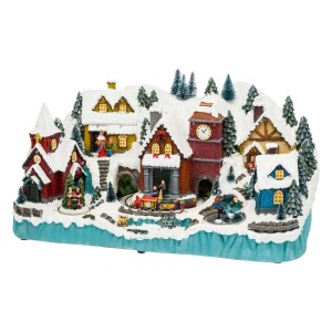 Scena di villaggio invernale illuminata con case, chiesa, stazione ferroviaria e pattinatori su ghiaccio come decorazione festiva.