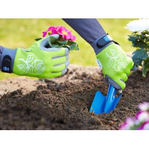 Guanti da giardino verdi taglia 8 durante il giardinaggio con fiori e paletta.