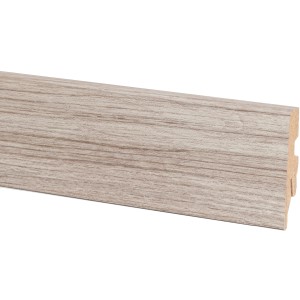 Battiscopa Nordic Ash, altezza 60 mm, con texture legno e canalina per cavi.