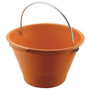 Secchio da muratore arancione con manico in metallo per lavori di costruzione.