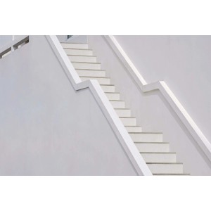 Scala esterna bianca su una parete di casa, dipinta con pittura per esterni t.b.t.