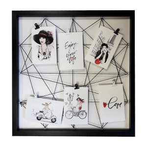 Cornice nera con rete metallica e foto.