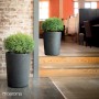 Vaso per piante Deroma Millennium antracite, Ø 44 cm, altezza 54 cm, con piante.