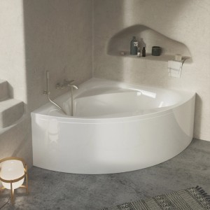 Vasca angolare con pannello vasca bianco e rubinetteria.