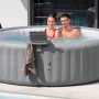 Bestway LAY-Z-SPA con vassoio 4-in-1, asciugamano e persone in acqua.