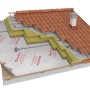 Costruzione di un tetto con isolamento termico t.b.t. e tegole rosse.