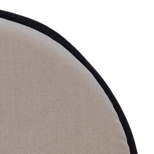 Dettaglio di un cuscino beige con bordo nero. Categoria: Cuscini e copricuscini.