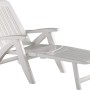 Lettino da giardino bianco in plastica, regolabile e resistente alle intemperie.