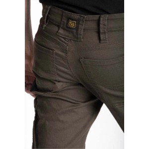 Primo piano di pantaloni da lavoro t.b.t. verde oliva con tasche posteriori e logo.