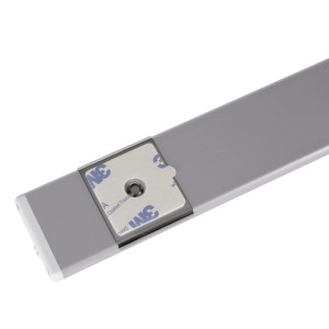 Eglo Benasco lampada sottopensile LED argento, con nastro adesivo 3M e supporto magnetico per montaggio.