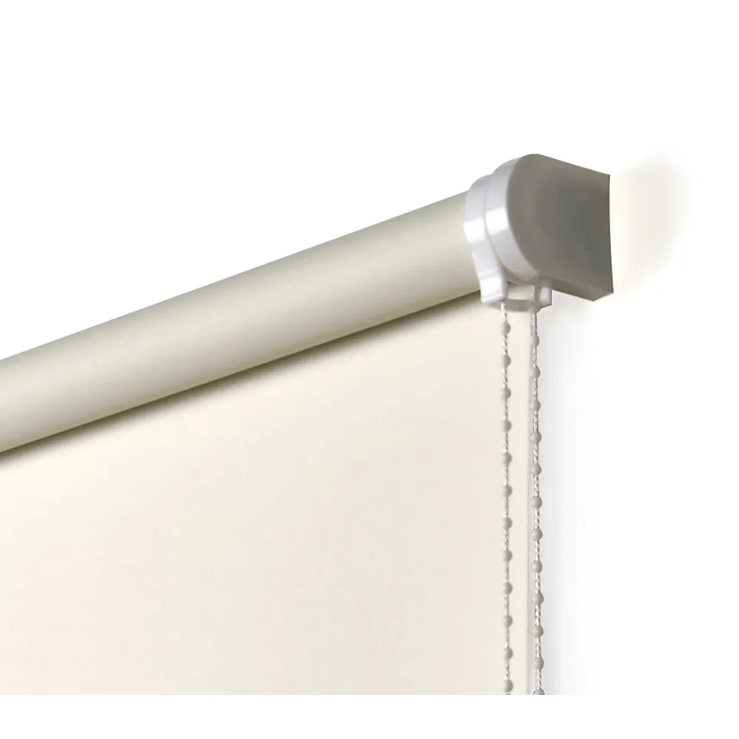 Dettaglio di tenda a rullo t.b.t. beige con catenella.