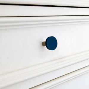 Pomello per mobili t.b.t. blu su cassetto bianco. Maniglia per armadi e cassettiere.