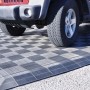 Pavimentazione t.b.t. grigio/nero sotto un'auto. Ideale per esterni.