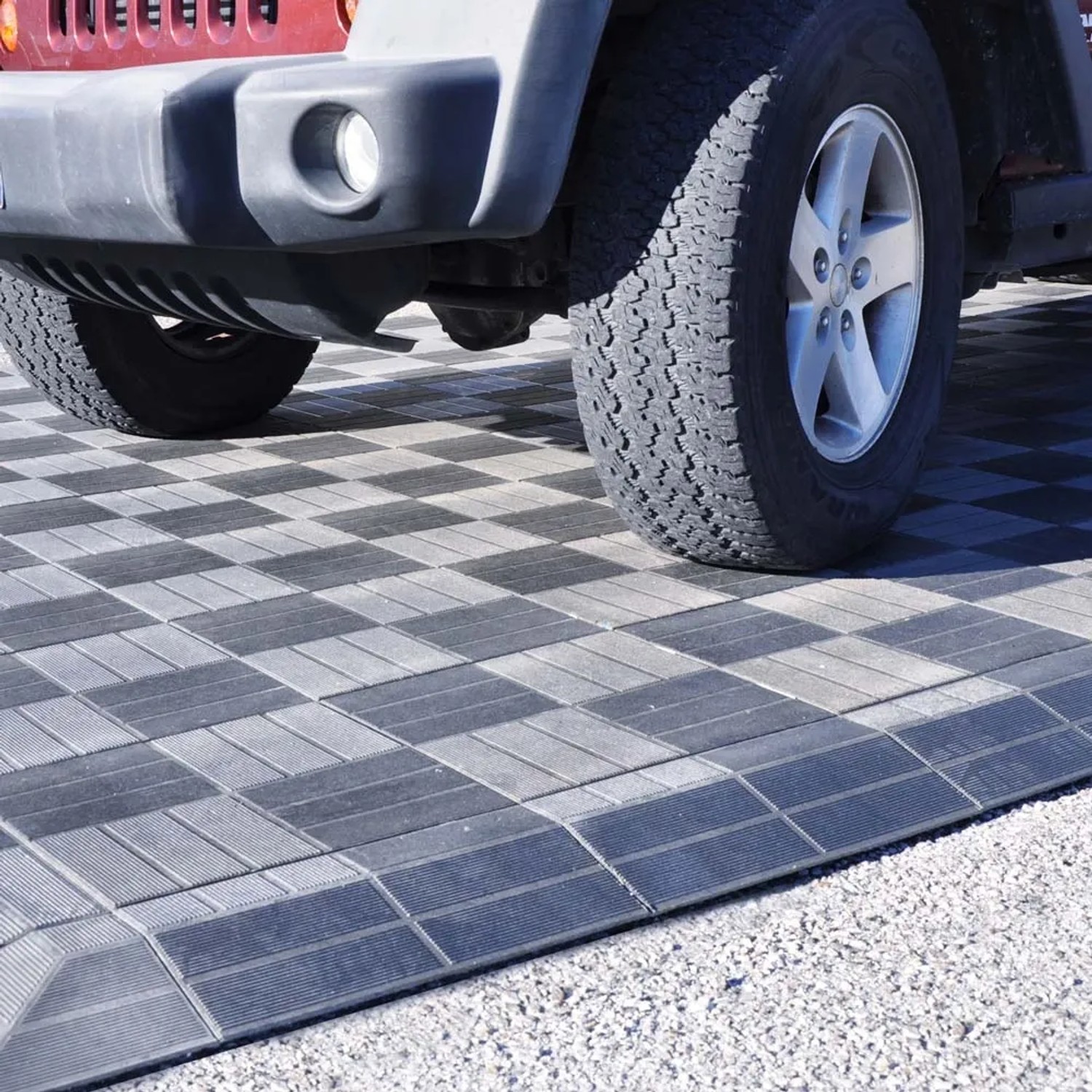 Pavimentazione t.b.t. grigio/nero sotto un'auto. Ideale per esterni.
