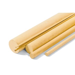 Vari listelli di legno, tasselli e listelli in legno chiaro.