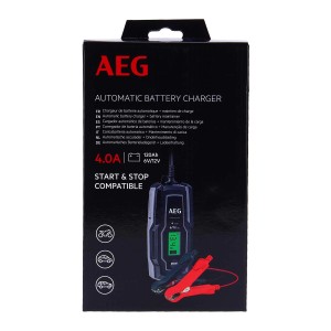 Caricabatterie automatico AEG 4.0A nella confezione originale. Accessorio auto per la manutenzione della batteria.