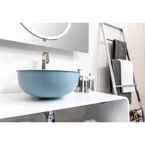 Lavabo d'appoggio t.b.t. blu in un ambiente bagno moderno.