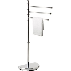 Portasciugamani freestanding cromato con tre bracci e un asciugamano bianco.