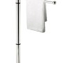 Portasciugamani freestanding cromato con tre bracci e un asciugamano bianco.