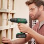 Avvitatore a impulsi a batteria Bosch che avvita in una struttura in legno.